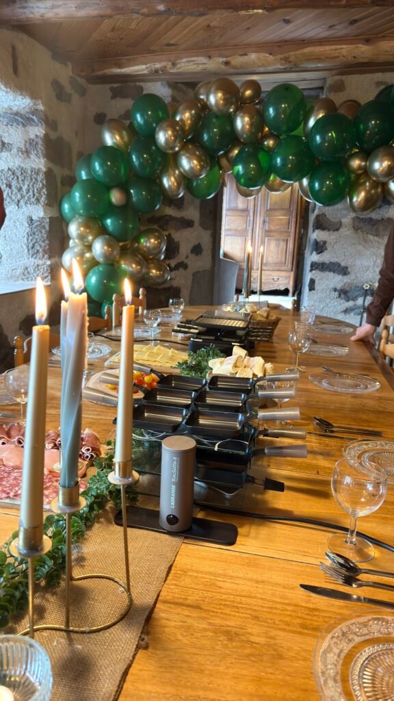 Repas d'anniversaire avec bougies et ballons