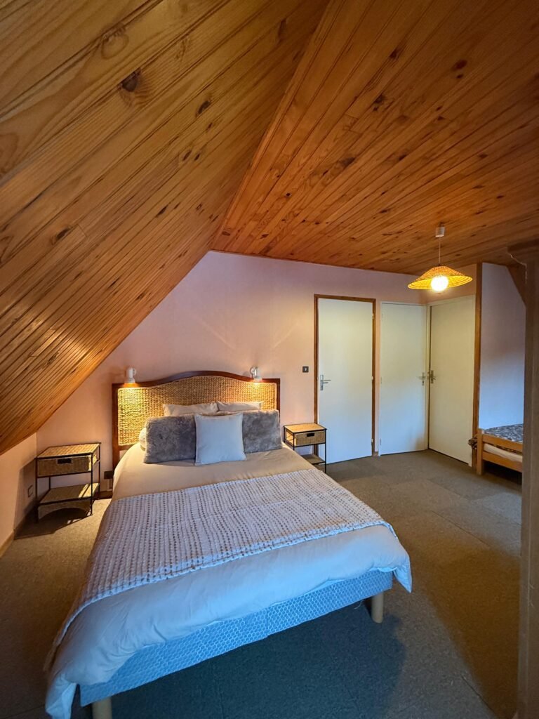 CHAMBRE n5 Chambre avec 1 lit double et 1 lit simple