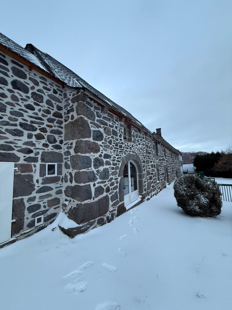 Façade enneigé du Domaine de Belinay 