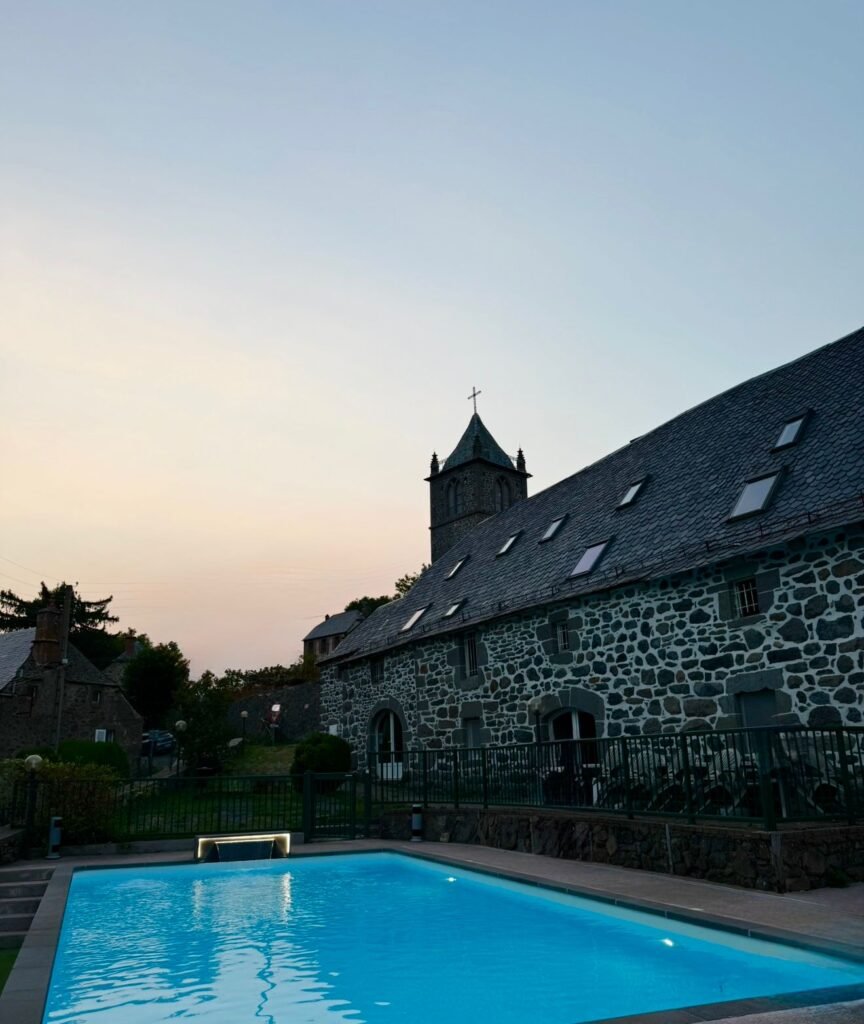 Façade domaine de belinay avec piscine