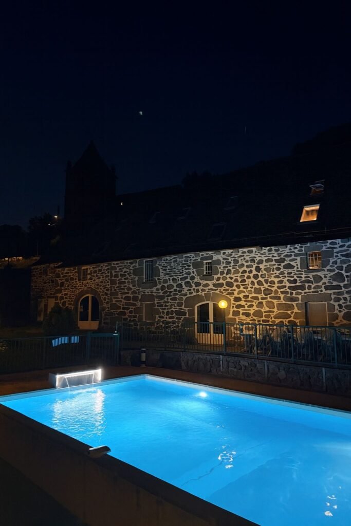 Façade domaine belinay piscine nuit
