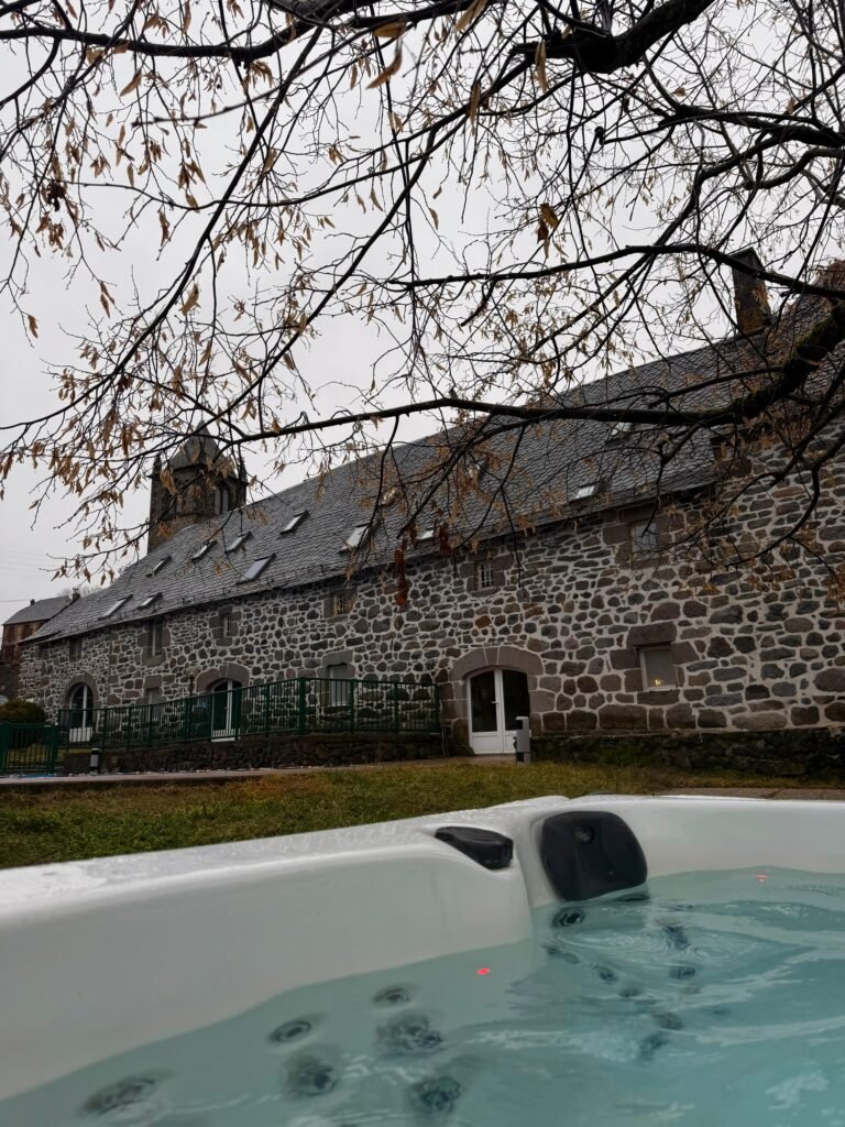 Façade domaine de belinay avec Jacuzzi
