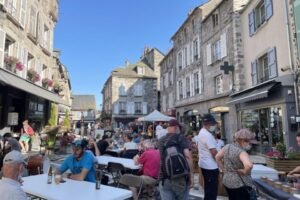 Place principale de Murat jour de marché