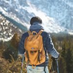 Un randonneur avec un sac à dos jaune