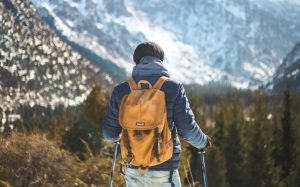 1 randonneur avec un sac à dos jaune