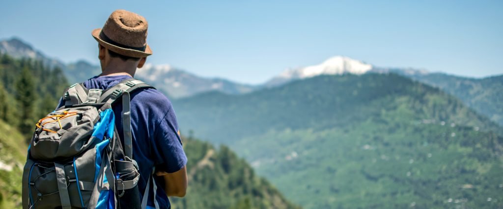 Randonneur devant paysage de montagnes