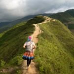 1 randonneur sur un chemin vallonné