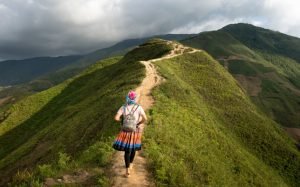 Un randonneur sur un chemin vallonné 