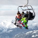 4 skieurs sur un télésiège